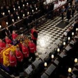 Kraljevska porodica: Objavljena prva fotografija nadgrobnog spomenika kraljice Elizabete Druge 6