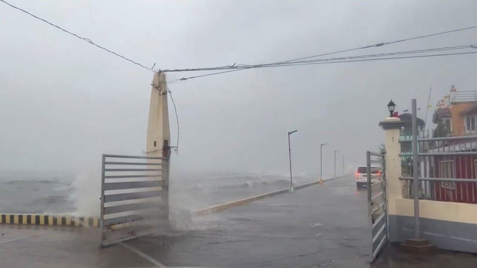 Tajfun Noru: Pet spasilaca poginulo u oluji koja je pogodila Filipine 1 High waves can be seen