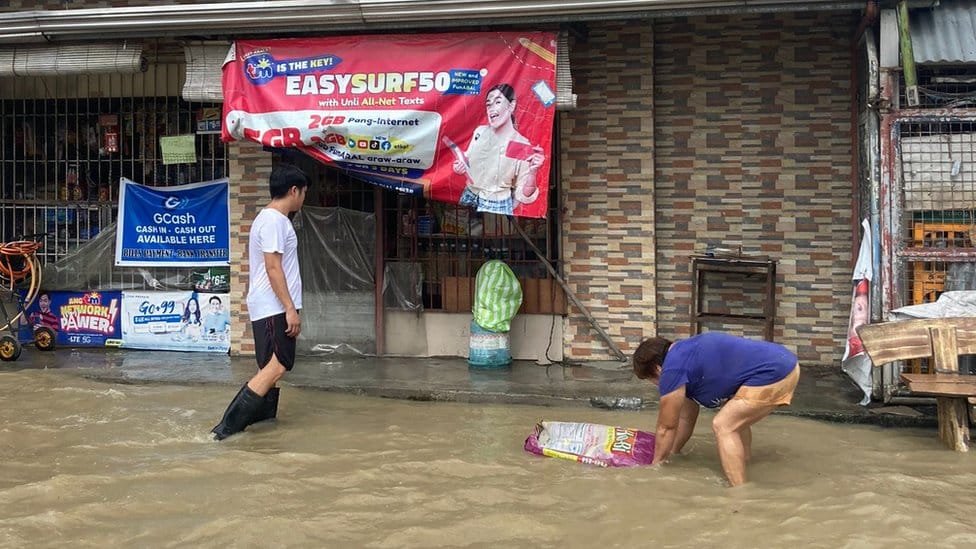 Tajfun Noru: Pet spasilaca poginulo u oluji koja je pogodila Filipine 3 Neki pokušavaju da sklone vodu od kuća, ali bezuspešno