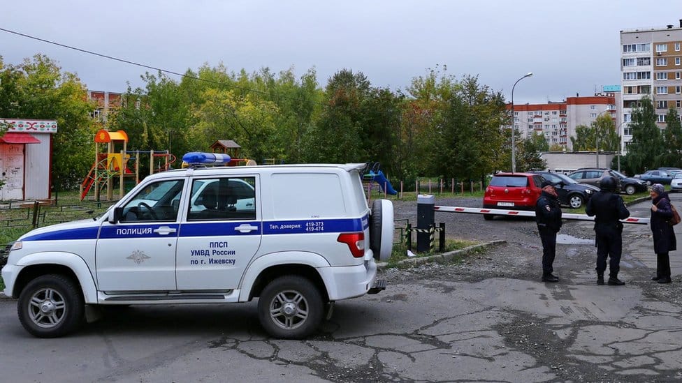 Rusija: Napadač otvorio vatru u školi, najmanje 17 ubijenih, među kojima 11 dece 1 Security service vehicle outside school