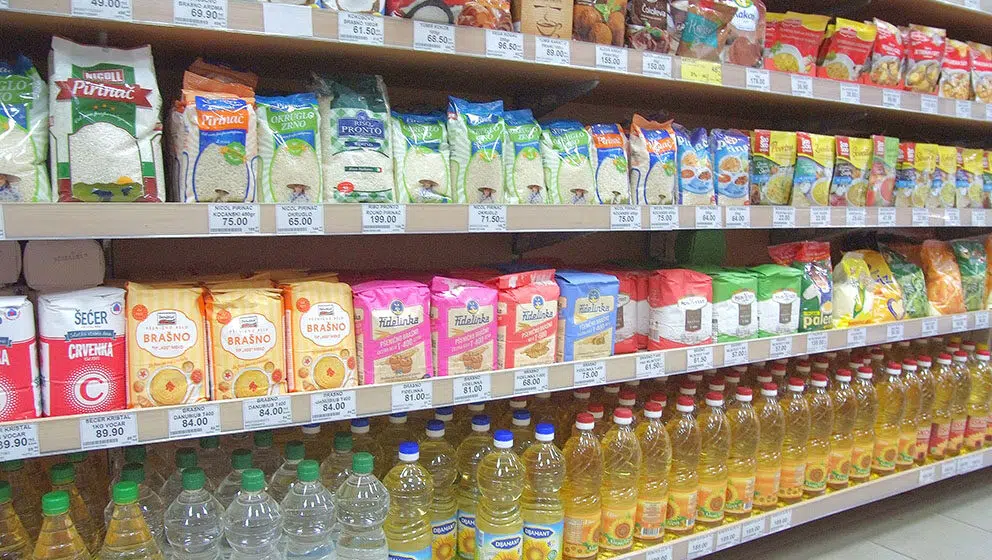 Vlada Srbije produžila uredbe o ograničenju cena mleka, šećera i goriva do kraja oktobra 16