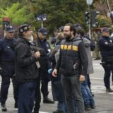 Psovke, gađanje flašama i sukobi sa policijom: Protivnici Prajda udarali devojke po glavi 8