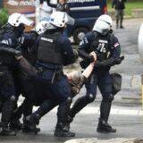 Priveden raščinjeni monah koji je napao snimatelja N1: Protivnici Prajda nasrnuli na policiju 13