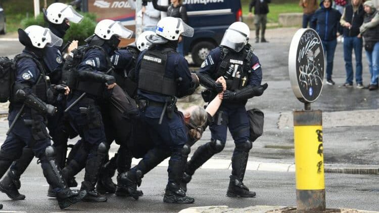 Priveden raščinjeni monah koji je napao snimatelja N1: Protivnici Prajda nasrnuli na policiju 1