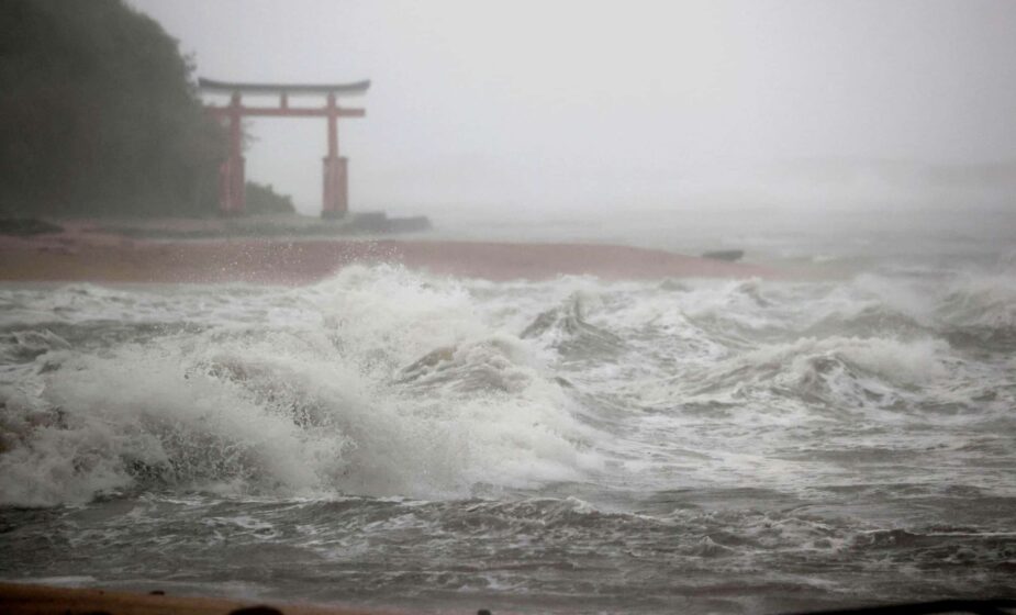 Snažan tajfun pogodio južni Japan, hiljade ljudi evakuisano 1