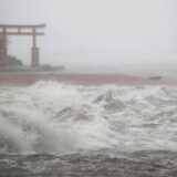 Snažan tajfun pogodio južni Japan, hiljade ljudi evakuisano 11