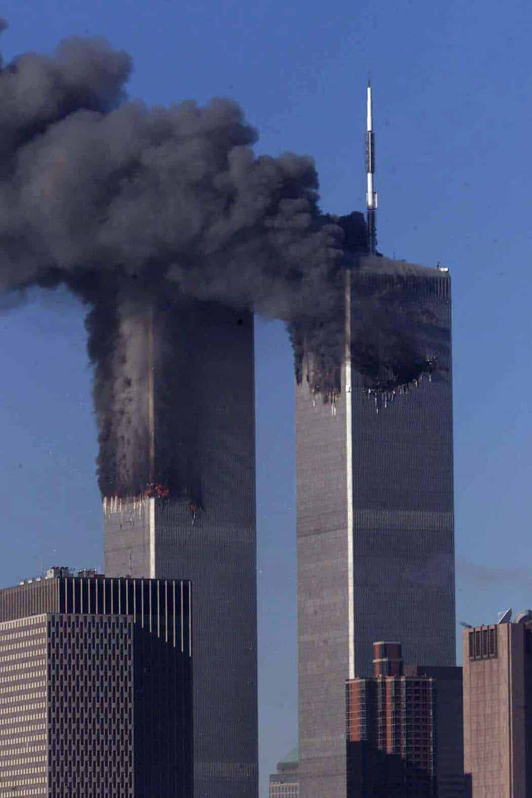 Demostat: Posle više od dve decenije, istina o 11. septembru između teorija zavere i lažnih vesti 2 The World Trade Center towers burning shortly after being struck by airplanes