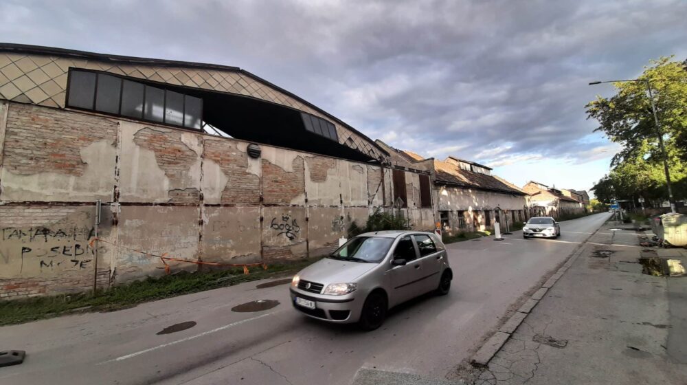 Deo Bolničke ulice u Zrenjaninu ograđen zbog pada stakla sa Šinvoza 1