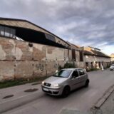 Deo Bolničke ulice u Zrenjaninu ograđen zbog pada stakla sa Šinvoza 1
