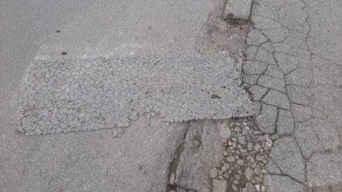 20220918_174552 Deo Bolničke ulice u Zrenjaninu ograđen zbog pada stakla sa Šinvoza 4