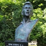 Postavljena bista Novaka Đokovića u Srpskoj kulturnoj bašti u Ohaju 3