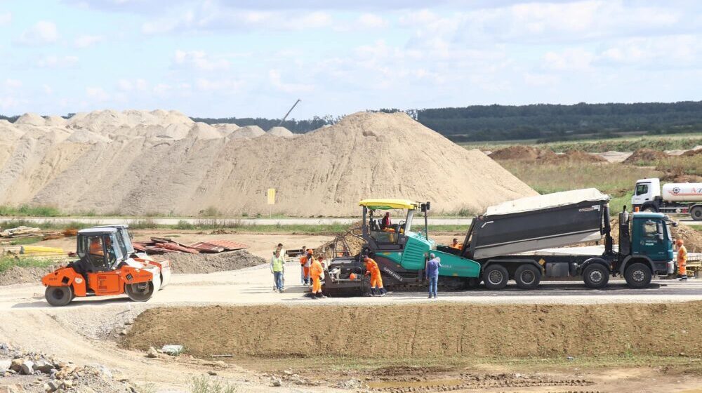 Momirović i Antić u Hrtkovcima obišli radove na izgradnji autoputa Šabac - Ruma 1