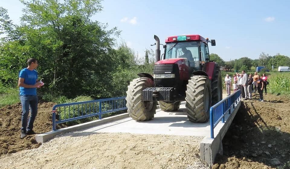 Lakše do njiva: Završeni radovi na uređenju mosta u selu Grušić kod Šapca 1