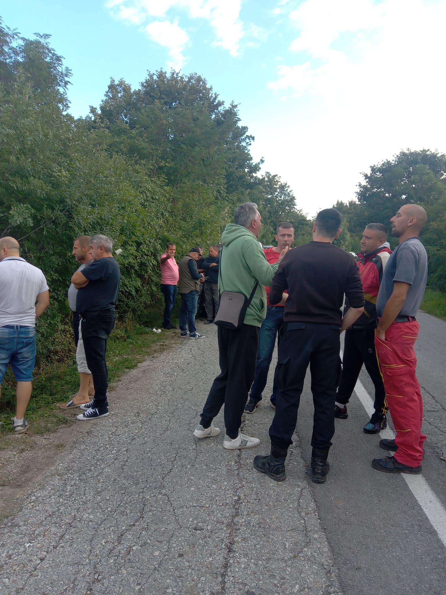 Građani se okupili ispred parcele u Rekovcu gde su mašine kompanije "Balkan istraživanja" koja istražuje bor i litijum 2