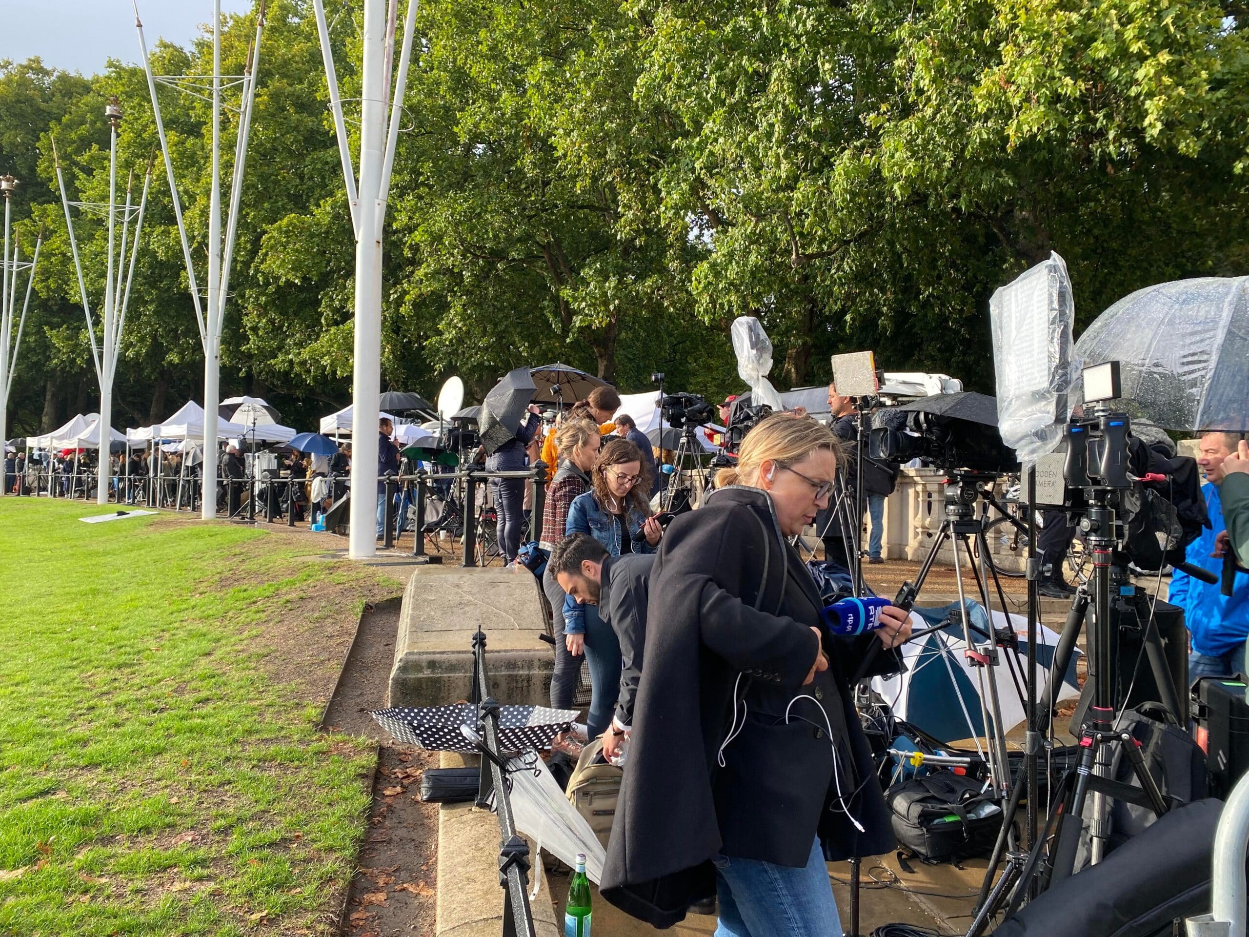 Kraljici Elizabeti se zdravstveno stanje pogoršalo, u Balmoralu stigla sva njena deca 3