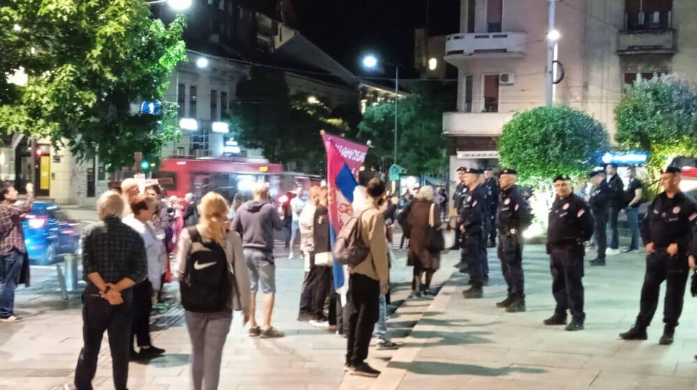 Desetak građana okupljeno kod Doma omladine protiv Evroprajda 1