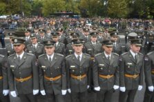 Promovisani najmlađi oficiri Vojske Srbije, Vučić im poželeo karijere poput strojevog koraka (FOTO) 5