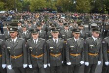 Promocija oficira Promovisani najmlađi oficiri Vojske Srbije, Vučić im poželeo karijere poput strojevog koraka (FOTO) 5