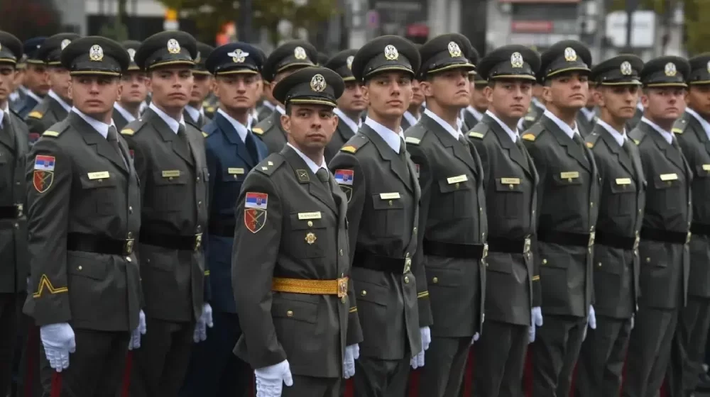Promovisani najmlađi oficiri Vojske Srbije, Vučić im poželeo karijere poput strojevog koraka (FOTO) 1