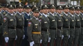 Promovisani najmlađi oficiri Vojske Srbije, Vučić im poželeo karijere poput strojevog koraka (FOTO) 6