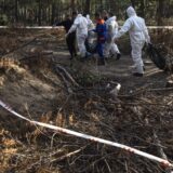 Ukrajinski zvaničnik: "Iz masovne grobnice u Izjumu ekshumirano 436 tela" 10