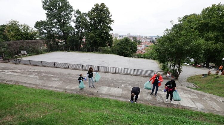 U Kragujevcu obeležen Svetski dan čišćenja: I učenici čistili svoj grad 1