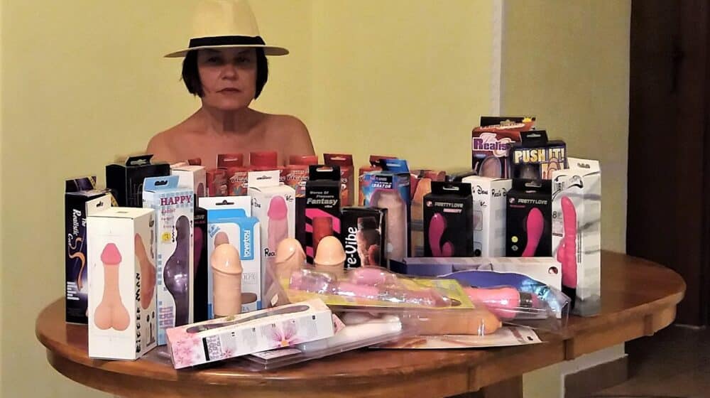 Zajednički performans Vlaste Delimar i Vesne Stilinović “Prema dostojanstvu (starenja)” 1