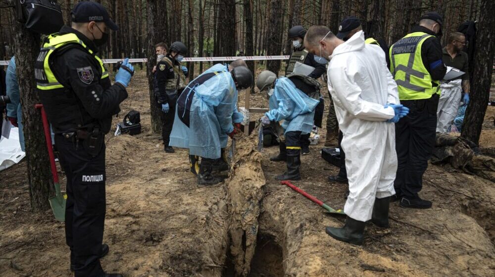 Ukrajinski guverner: Većina ekshumiranih tela u Izjumu ima znakove nasilne smrti 1