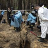 Ukrajinski guverner: Većina ekshumiranih tela u Izjumu ima znakove nasilne smrti 10
