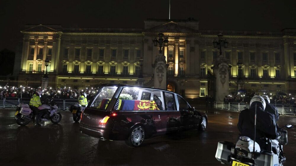 Kovčeg sa telom kraljice Elizabete Druge donet do Vestminsterske palate 1