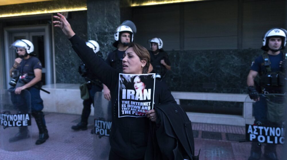 Iranski poslanik demonstrantkinje koje su skinule marame nazvao prostitutkama 1