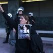 Iranski poslanik demonstrantkinje koje su skinule marame nazvao prostitutkama 13