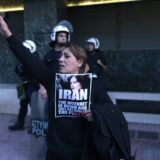 Iranski poslanik demonstrantkinje koje su skinule marame nazvao prostitutkama 14