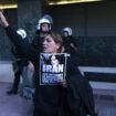 Nepoznate osobe bacile Molotovljev koktel na ambasadu Irana u Atini 14