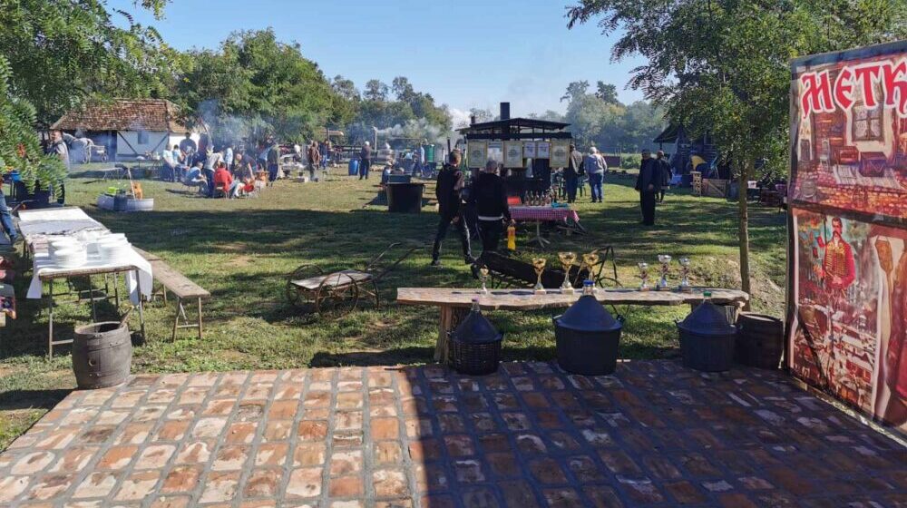 Održano nadmetanje u pečenju rakije u selu Metković kod Šapca: Najbolja "ljuta" iz Glušaca 1