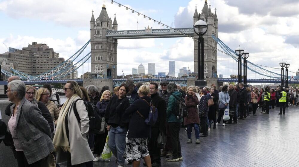 Pauza za ulaz u red za obilazak kovčega sa telom britanske kraljice 1