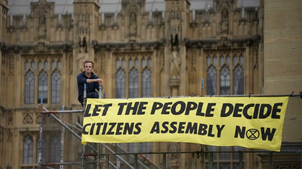 Ekološki aktivisti se zalepili za sedište predsednika britanskog parlamenta 1