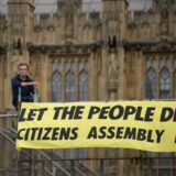 Ekološki aktivisti se zalepili za sedište predsednika britanskog parlamenta 11