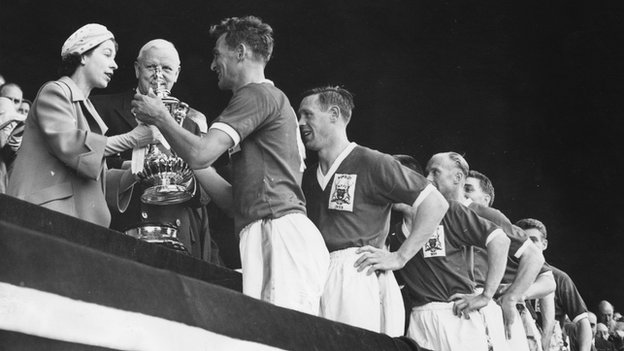 U fotografijama : Sportske uspomene kraljice Elizabete 4 Kraljica je uručila trofej Džeku Burkitu 1959.