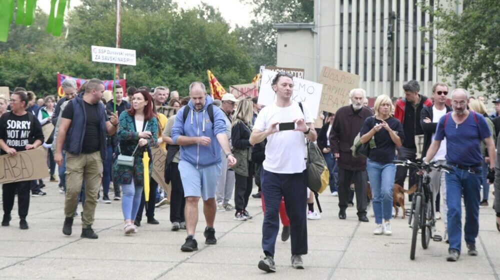 Održana protestna šetnja na Savskom keju u Novom Beogradu: Vlast da poštuje zakone i sruši nelegalne objekte 1