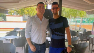 Rasipanje predsednika opštine Vrnjačka Banja Bobana Đurovića se nastavlja. Nedavno je do javnosti stigla vest da će pevačica Jelena Karleuša pevati u okviru Novogodišnjeg programa u Vrnjačkoj Banji za 1,4 miliona dinara. Ovo nije prvi put da se novac ove Opštine troši na ovaj način, a sam Đurović bio je i na meti predsednika Srbije Aleksandra Vučića jer vidno troši više nego što zarađuje.