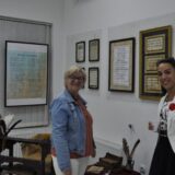 Majdanpek: Izložba “Reč na reč” – svojevrsni kaligrafski mozaici 2