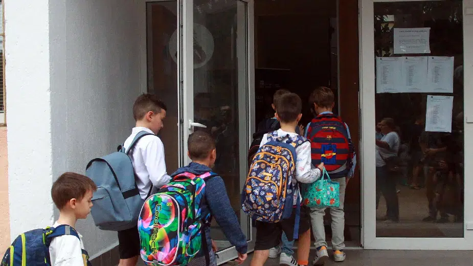 Koliko treba da bude težak đački ranac: Svaki deseti učenik u Srbiji ima neki deformitet kičme 1