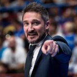 Selektor košarkaša Italije Poceko morao da napusti klupu u toku utakmice protiv Srbije 5