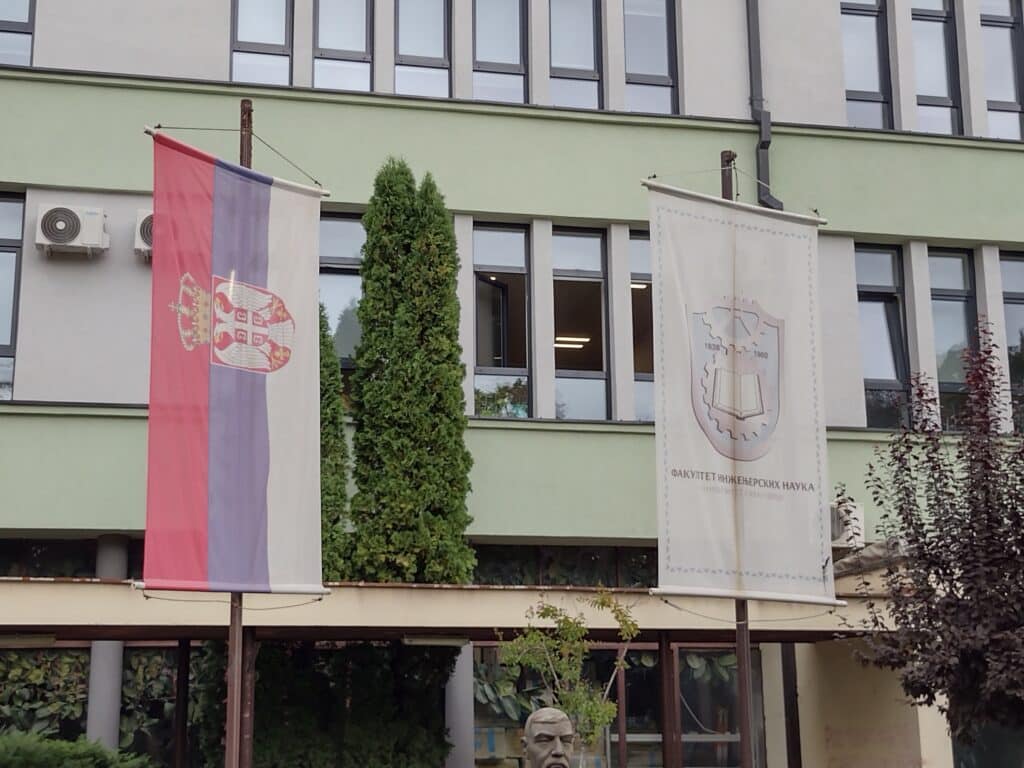 I Srpska napredna stranka zaboravila na praznik koji je sama uvela: U Kragujevcu Dan zastave bez zastava 3
