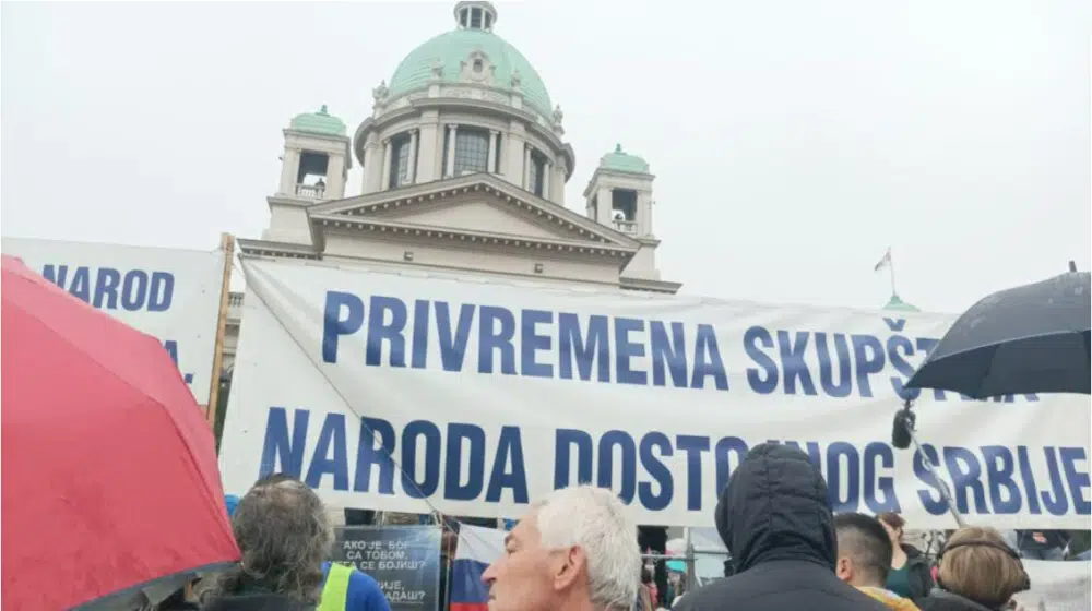 "Borci protiv Novog svetskog poretka predvođeni osuđenim ubicom": Ko su "Dostojni Srbije", šta rade kod Skupštine i ko je njihov vožd Dušan Dunđer? 1