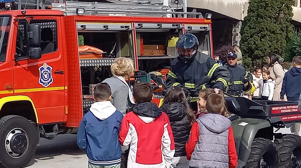 Užički mališani družili se sa vatrogascima i spasiocima (FOTO/VIDEO) 1