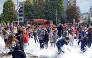 Druženje vatrogasaca i užičkih mališana Foto Nenad Kovačević (4) Užički mališani družili se sa vatrogascima i spasiocima (FOTO/VIDEO) 4