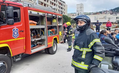 Druženje vatrogasaca i užičkih mališana Foto Nenad Kovačević (5) Užički mališani družili se sa vatrogascima i spasiocima (FOTO/VIDEO) 5