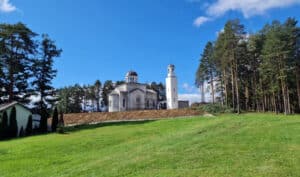 Prva liturgija u nezavršenom pravoslavnom hramu u užičkom naselju Bela Zemlja 2 Prva liturgija u nezavršenom pravoslavnom hramu u užičkom naselju Bela Zemlja 2